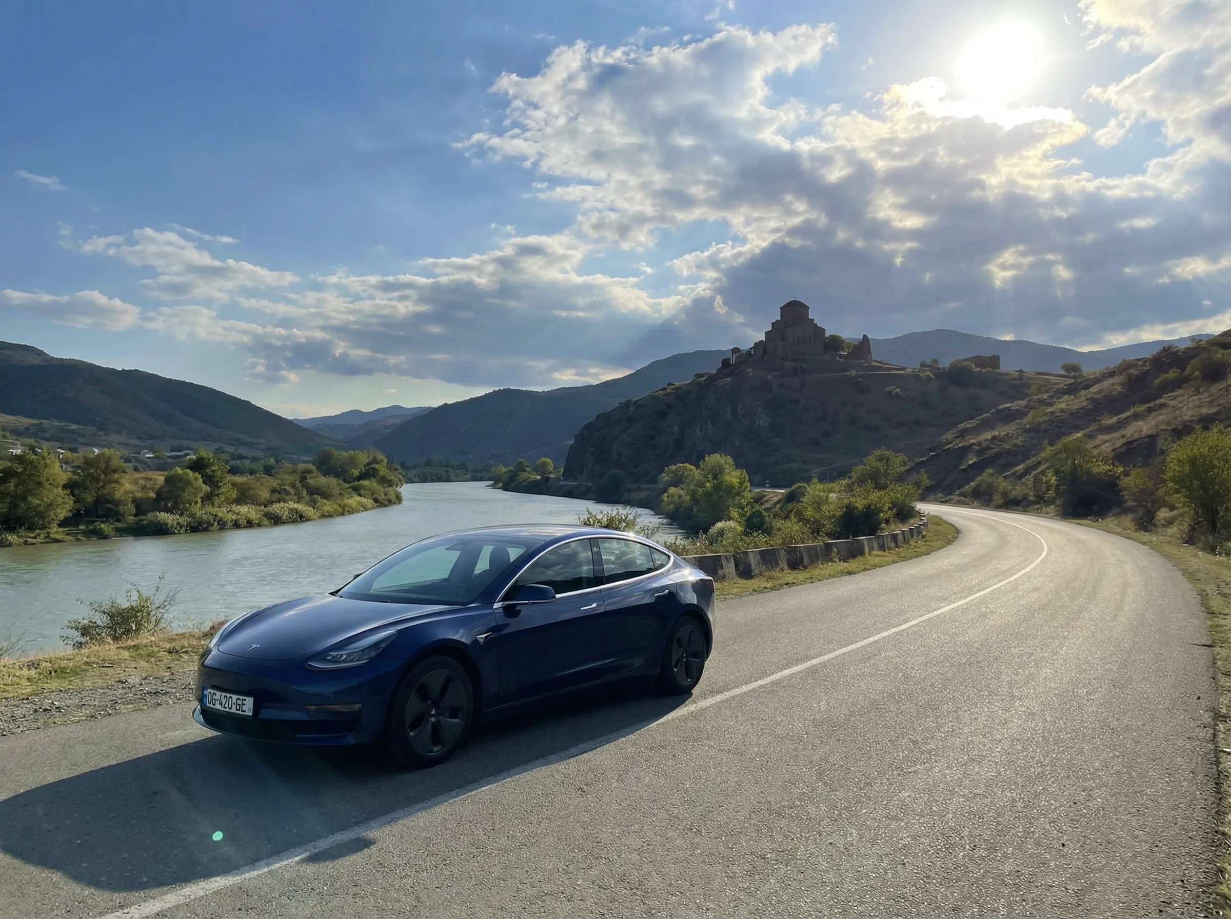 Тесла на фоне Мцхеты